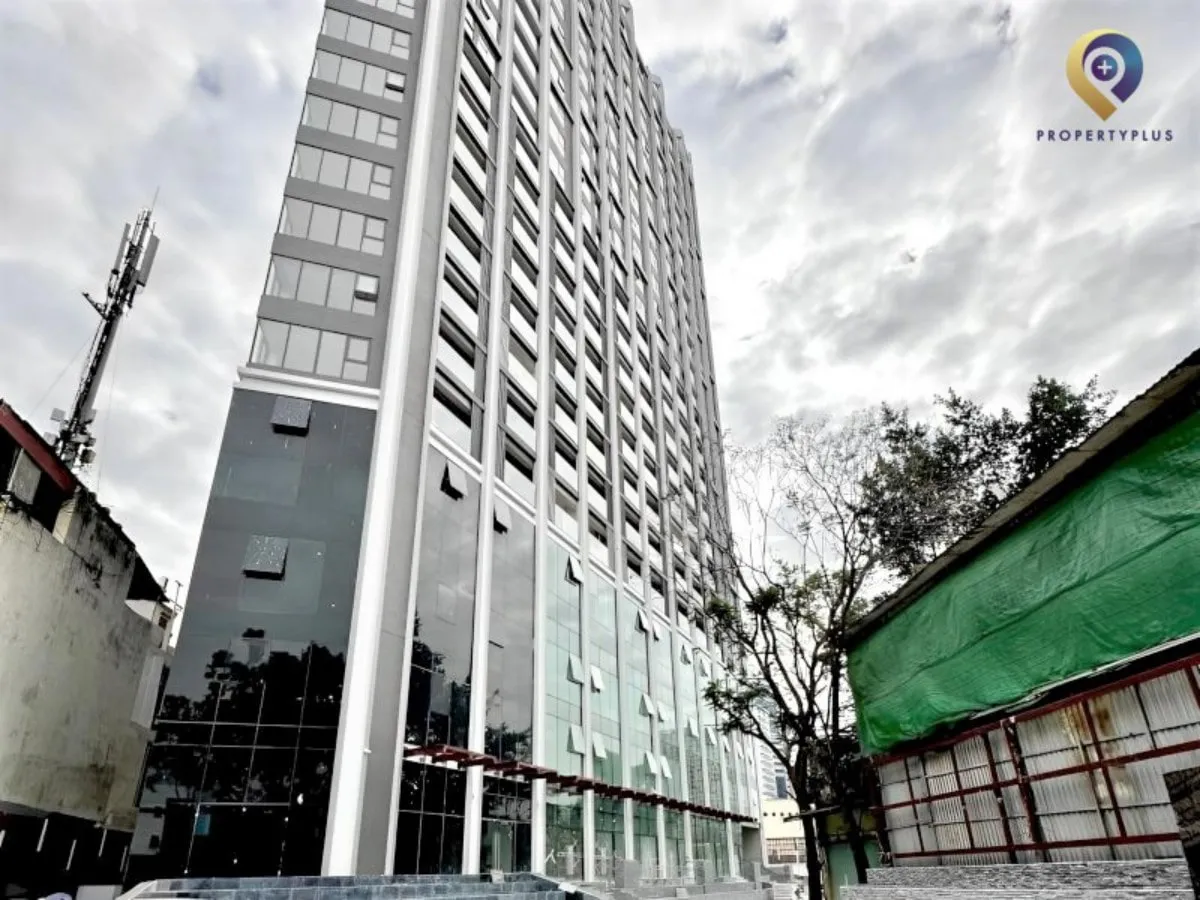 Toàn cảnh mặt ngoài tòa nhà Trinity Tower nhìn từ phía bên